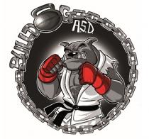 IL LOGO E DI FORMA ROTONDA LA CUI CIRCONFERENZA E RAPPRESENTATA DA UNA CATENA CHE COLLEGA LA SCRITTA BULLDOG IN LOGO E DI FORMA ROTONDA LA CUI CIRCONFERENZA E RAPPRESENTATA DA UNA CATENA CHE COLLEGA LA SCRITTA BULLDOG IN ALTO A SINISTRA. LA SCRITTA BULLDOG HA UN COLORE METALLICO SIMILE ALLA CATENA CHE LA COLLEGA E LA LETTERA O DELLA PAROLA BULLDOG E SOSTITUITA DA UN KETTLEBELL ATTREZZO DI ALLENAMENTO RUSSO . AL CENTRO IL LOGO PRESENTA L IMMAGINE DI UN BULLDOG UMANOIDE IN POSIZIONE DI GUARDIA DA COMBATTIMENTO CHE INDOSSA UN GI ABBIGLIAMENTO GIAPPONESE BIANCO LEGATA DA UNA CINTURA NERA IN VITA E UN PAIO DI GUANTONI ROSSI STRETTI A PUGNO. IL LOGO E DI FORMA ROTONDA LA CUI CIRCONFERENZA E RAPPRESENTATA DA UNA CATENA CHE COLLEGA LA SCRITTA BULLDOG IN