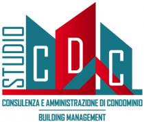 marchio consiste nella combinazione della parola studio con l insieme di lettere CDC, nel payoff consulenza e amministrazione di condominio marchio consiste nella combinazione della parola studio con l insieme di lettere CDC, nel payoff consulenza e amministrazione di condominio building management, nel pittogramma raffigurante il profilo di tre palazzi e la sagoma del tetto di una casa. La parola studio, in azzurro, è allineata verticalmente a sinistra delle raffigurazioni stilizzate dei tre palazzi. Le lettere CDC, in bianco, sono collocate rispettivamente all interno delle tre raffigurazioni stilizzate di palazzi. Il pittogramma ricorre all uso della forma geometrica del trapezio rettangolo per rappresentare le sagome di tre palazzi, di cui due contigui, in azzurro e rosso, ed uno separato, in azzurro, e contempla anche la stilizzazione della base da cui sorgono le forme e un ulteriore elemento decorativo che evoca il profilo del tetto di una casa mediante l uso di diagonali in azzurro e rosso. Completa il segno il payoff, su due righe separate da una linea orizzontale, in azzurro. Le dimensioni del segno cambiano al variare del contesto in cui esso è utilizzato. Il font utilizzato per gli elementi denominativi è Agency FB produttore: The Font Bureau, Inc. . Il marchio consiste nella combinazione della parola studio con l insieme di lettere CDC, nel payoff consulenza e amministrazione di condominio