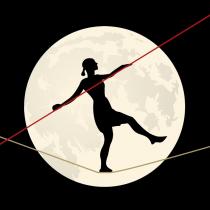 Una figura femminile in colore nero, stagliata sulla rappresentazione di una grande luna piena nei colori bianco e grigio chiaro, Una figura femminile in colore nero, stagliata sulla rappresentazione di una grande luna piena nei colori bianco e grigio chiaro, è raffigurata nell atto di camminare su una corda, di colore avana, flessa a forma di V molto aperta in corrispondenza del piede poggiato dell equilibrista, mentre l altro piede è alzato nell atto del passo. Le braccia della donna sono allungate ai lati del corpo, e sorreggono una lunga, sottile asta di colore rosso, che, inclinata dal basso verso l alto, da sinistra verso destra, attraversa in linea retta la luna e quasi raggiunge i lati del campo nero, di ingombro circa quadrato, che accoglie l intera rappresentazione. Al di sotto di questa, nella parte inferiore del suddetto campo, si trova la scritta notte di Qualità, in caratteri corsivi minuscoli, con iniziali dei due sostantivi maiuscole, in colore avana. Una figura femminile in colore nero, stagliata sulla rappresentazione di una grande luna piena nei colori bianco e grigio chiaro