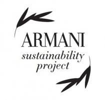 marchio consiste nelle diciture ARMANI SUSTAINABILITY PROJECT disposte su tre allineamenti. Sul primo allineamento è posto il termine ARMANI marchio consiste nelle diciture ARMANI SUSTAINABILITY PROJECT disposte su tre allineamenti. Sul primo allineamento è posto il termine ARMANI eseguito in carattere stampatello maiuscolo di fantasia, di dimensioni superiori rispetto alle diciture SUSTAINABILITY PROJECT, sul secondo allineamento vi è la parola SUSTAINABILITY eseguita in carattere stampatello minuscolo di fantasia, mentre, sul terzo allineamento vi è la parola PROJECT eseguita in carattere stampatello minuscolo di fantasia. Rispettivamente in alto a sinistra rispetto alla parola ARMANI ed in basso a destra rispetto al termine PROJECT sono inserite due figure stilizzate di fantasia di rami con foglie. Il marchio consiste nelle diciture ARMANI SUSTAINABILITY PROJECT disposte su tre allineamenti. Sul primo allineamento è posto il termine ARMANI