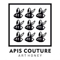 il logo si compone della scritta APIS COUTURE con il payoff Art Honey in un font bastoni, nello specifico geometr logo si compone della scritta APIS COUTURE con il payoff Art Honey in un font bastoni, nello specifico geometr bt e dal pittogramma a forma di ape dal tratto grezzo realizzarto in tecnica mista tra disegno a mano e disegno digitale. Il corpo dell ape presenta 3 strisce verticali e un tratto fuoriesce dal corpo sul bordo esterno laterale evocare il pungiglione dell ape. Due ali, sempre tratteggiate a mano, completano la figura. l ape sarà utilizzata sia singolarmente che in formazioni variabili da 3 a 9 elementi. il logo si compone della scritta APIS COUTURE con il payoff Art Honey in un font bastoni, nello specifico geometr