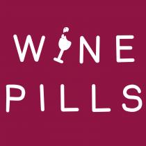 marchio figurativo è composto dalle parole WINE PILLS. La parola WINE presenta al posto della lettera I un calice di marchio figurativo è composto dalle parole WINE PILLS. La parola WINE presenta al posto della lettera I un calice di vino pieno, inclinato verso destra rispetto all osservatore, con una goccia che fuoriesce dal calice e sale verso l alto. Le parole WINE e PILLS sono colorate in bianco su sfondo colorato in sfumatura medio scura di rosa . Il marchio figurativo è composto dalle parole WINE PILLS.La parola WINE presenta al posto della lettera I un calice di