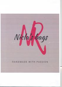 Nicla s bags: il marchio consiste nella dicitura in qualsiasi carattere di fantasia Nicla s bags . Nella parte figurativa il marchio presenta Nicla s bags: marchio consiste nella dicitura in qualsiasi carattere di fantasia Nicla s bags . Nella parte figurativa il marchio presenta le iniziali NR con carattere stilizzato e sovrapposto esso la scritta Nicla s bags . Nella parte inferiore è presente la scritta in stampatello HAND MADE WITH PASSION Nicla s bags: il marchio consiste nella dicitura in qualsiasi carattere di fantasia Nicla s bags . Nella parte figurativa il marchio presenta