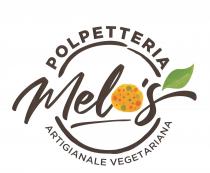Melo s Polpetteria Artigianale Vegetariana Il marchio è composto: al centro scritta Melo s, parte superiore scritta POLPETTERIA marrone ad arco ascendente, Melo s Polpetteria Artigianale Vegetariana marchio è composto: al centro scritta Melo s, parte superiore scritta POLPETTERIA marrone arco ascendente, parte inferiore scritta ARTIGIANALE VEGETARIANA marrone ad arco discendente.La scritta Melo s è di colore marrone con iniziale maiuscola. Tra L e apostrofo vi è raffigurazione di polpetta gialla con inserti verdi, marroni e arancio, che sostituisce la O. Le lettere E e L sono sottolineate da linea curva che simula pennellata. Vicino alla lettera S si allunga foglia divisa in 2 parti verde erba, verde chiaro La scritta Melo s è contornata da linee curve marroni a formare un circolo. Melo s Polpetteria Artigianale Vegetariana Il marchio è composto: al centro scritta Melo s, parte superiore scritta POLPETTERIA marrone ad arco ascendente