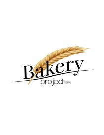 marchio consiste nella denominazione Bakery project by BMA, la traduzione dall inglese all italiano è la seguente: Progetto forno marchio consiste nella denominazione Bakery project by BMA, la traduzione dall inglese all italiano è la seguente: Progetto forno di BMA BMA è il nome della azienda rappresentata . La scritta Bakery presenta la B in carattere maiuscolo e utilizza il font: Playfair Display. Sotto la parola Bakery è presente una linea ondulata di colore nero di divisione, sotto la quale compare la scritta project by BMA che utilizza il font: Asenine regular, la scritta by BMA è posta all interno di una impronta rettangolare. Tutta la denominazione è in colore nero. Dietro la denominazione Bakery project by BMA compare una spiga di grano curvata verso destra, rappresentata con colori dorati. Il marchio consiste nella denominazione Bakery project by BMA, la traduzione dall inglese all italiano è la seguente