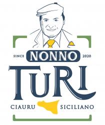 NONNO TURI CIAURU SICILIANO Marchio figurativo contenente elementi verbali, come da immagine allegata, costituito dalla denominazione NONNO TURI CIAURU NONNO TURI CIAURU SICILIANO Marchio figurativo contenente elementi verbali, come da immagine allegata, costituito dalla denominazione NONNO TURI CIAURU SICILIANO riprodotta su tre distinti livelli verticali, con lettere stilizzate in formato stampato maiuscolo, con orientamento orizzontale da sinistra verso destra, di colore blu, all interno di una cornice stilizzata di colore verde. La scritta CIAURU SICILIANO è di dimensioni minori. La componente grafica è costituita dal disegno stilizzato di un uomo a mezzo busto, con giacca, cappello e cravatta, posto al di sopra della componente verbale. Tra le parole CIAURU e SICILIANO vi è disegno stilizzato della regione Sicilia, di colore giallo. NONNO TURI CIAURU SICILIANO Marchio figurativo contenente elementi verbali, come da immagine allegata, costituito dalla denominazione NONNO TURI CIAURU