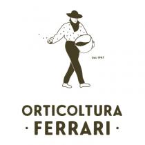 il marchio è composto dal logotipo e dicitura Orticoltura Ferrari e dal pittogramma rappresentante la figura di un contadino nell atto marchio è composto dal logotipo e dicitura Orticoltura Ferrari e dal pittogramma rappresentante la figura di un contadino nell atto della semina, cingente un cesto. Il soggetto indossa un cappello a tesa larga, una bandana, una camicia a puntini e pantaloni lunghi. il marchio è composto dal logotipo e dicitura Orticoltura Ferrari e dal pittogramma rappresentante la figura di un contadino nell atto