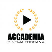 marchio è composto da una corona di alloro incompleta, formata da due semicerchi, caratterizzata dunque da un interruzione in alto marchio è composto da una corona di alloro incompleta, formata da due semicerchi, caratterizzata dunque da un interruzione in alto e in basso e rappresentata con il susseguirsi di due foglie d alloro stilizzate di colore arancione. Al cento dei due semicerchi compare un triangolo nero, con la base corrispondente al margine sinistro, rappresentate il simbolo che contraddistingue il comando Play presente sugli apparecchi elettronici. Al di sotto del simbolo compare la scritta ACCADEMIA, e un livello sotto compare la scritta Cinema Toscana in modo che quest ultima corrisponda con i margini a quella superiore. Entrambe le scritte sono di colore nero. Il marchio è composto da una corona di alloro incompleta, formata da due semicerchi, caratterizzata dunque da un interruzione in alto