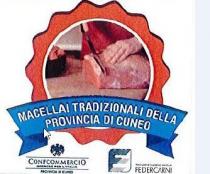 IL MARCHIO CONSISTE IN UN CERCHIO BIANCO CONTORNATO DA COCCARDA CHE RICORDA NASTRO PIEGHETTATO DI COLORE ROSSO CON BORDO ROSSO MARCHIO CONSISTE IN UN CERCHIO BIANCO CONTORNATO DA COCCARDA CHE RICORDA NASTRO PIEGHETTATO DI COLORE ROSSO CON BORDO ROSSO SCURO, CON ALL INTERNO IMMAGINE RIPORTANTE: - SUPERFICIE DI LEGNO DI COLORE MARRONE CON SOPRA, PARTENDO DA SINISTRA: CONTENITORE DI COLORE NERO RIEMPITO DI PEZZI DI CARNE ROSSA CON TRACCE BIANCHE, MEZZO BUSTO CON GREMBIULE BORDEAUX, COLTELLO, SU CUI È APPOGGIATO UN DITO ROSA, CON MANICO NERO E LAMA DI COLORE METALLO FISSATO NELL ATTO DI TAGLIARE IN VERTICALE UNA FETTA DI CARNE ROSSA CON TRACCE BIANCHE E MANO ROSA APPOGGIATA SUL PEZZO DI CARNE ROSSA CON TRACCE BIANCHE, - A FIANCO DEL MEZZO BUSTO SI VEDE UN PEZZO DI MURO MARRONE E SOPRA UNA SUPERFICIE BIANCA, A FIANCO DELLA MANO APPOGGIATA SUL PEZZO DI CARNE SI VEDE UN BREVE SPAZIO QUASI TRIANGOLARE DI COLORE MARRONE SCURO. L IMMAGINE È ATTRAVERSATA, IN BASSO, ORIZZONTALMENTE E CON UNA LEGGERA CURVATURA ARCO DA UNA SCRITTA, SU DUE RIGHE IN STAMPATELLO MAIUSCOLO, IN BIANCO CON OMBRA BLU SU FONDO AZZURRO CON BORDO BLU, RIPORTANTE SULLA PRIMA RIGA MACELLAI TRADIZIONALI DELLA E SULLA SECONDA RIGA PROVINCIA DI CUNEO . AI LATI SPUNTANO DUE RISVOLTI BLU E AZZURRI E DOPPIA PUNTA CHE BREVEMENTE SCOMPAIONO DIETRO IL FESTONE E POI PROSEGUONO IN ESTERNO A DESTRA E SINISTRA DEL MARCHIO. SOTTO AL BLOCCHETTO DESCRITTO: - A SINISTRA IL LOGO CONFCOMMERCIO-IMPRESE PER L ITALIA-DELLA PROVINCIA DI CUNEO: GRIFONE IN COLORE BLU, SOTTO RIGA BLU, SOTTO CONFCOMMERCIO IN COLORE BLU, SOTTO IMPRESE PER L ITALIA IN COLORE BLU, SOTTO RIGA BLU, SOTTO PROVINCIA DI CUNEO IN COLORE BLU, - A DESTRA LOGO FEDERCARNI-FEDERAZIONE NAZIONALE MACELLAI: QUADRATO BIANCO CON BORDO BLU CON DUE ANGOLI ARROTONDATI IN ALTO A SINISTRA ED IN BASSO A DESTRA, CONTENENTE EFFE MAIUSCOLA BLU E DISEGNO DI EFFE MAIUSCOLA AL CONTRARIO COMPOSTA DA SBARRA VERTICALE DI COLORE BIANCO E SBARRETTE ORIZZONTALI DI COLORE GRIGIO, A DESTRA SCRITTO FEDERAZIONE NAZIONALE MACELLAI IN COLORE GRIGIO SCURO, SOTTO FEDERCARNI IN GRIGIO SCURO. IL MARCHIO CONSISTE IN UN CERCHIO BIANCO CONTORNATO DA COCCARDA CHE RICORDA NASTRO PIEGHETTATO DI COLORE ROSSO CON BORDO ROSSO