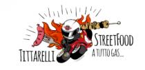 IN PRIMO PIANO AL CENTRO VI E LA FIGURA DI UN CASCO DA MOTOCICLISTA CON IL MARCHIO TITTARELLI SOPRA LA IN PRIMO PIANO AL CENTRO VI E LA FIGURA DI UN CASCO DA MOTOCICLISTA CON MARCHIO TITTARELLI SOPRA LA VISIERA E UNA MOTO CON DIETRO UN FUOCO, A SINISTRA LA SCRITTA TITTARELLI E LA FIGURA DI UNA FORCHETTA CHE INFILZA UNA SALSICCIA, A DESTRA LA SCRITTA STREETFOOD A TUTTO GAS... E LA FIGURA DI UNO SPIEDINO IN PRIMO PIANO AL CENTRO VI E LA FIGURA DI UN CASCO DA MOTOCICLISTA CON IL MARCHIO TITTARELLI SOPRA LA