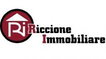 marchio consiste nell elemento denominativo Riccione Immobiliare, in particolare grafia a colori comprendenti caratteri stampatello minuscoli colorati in nero con marchio consiste nell elemento denominativo Riccione Immobiliare, in particolare grafia a colori comprendenti caratteri stampatello minuscoli colorati in nero con iniziali maiuscole colorate in rosso e parole sovrapposte, con la seconda sottoposta che inizia a circa un terzo dello sviluppo della sovrapposta prima; più elemento figurativo a colori costituito da circonferenza nera intersecante l iniziale della prima parola e circoscrivente un campo rosso, nel quale sono inserite le iniziali Ri rese in bianco con gamba anteriore della R che interseca la base dell asta della i e triangolo bianco che sovrasta l acronimo a mò di tetto di casa. Il marchio consiste nell elemento denominativo Riccione Immobiliare, in particolare grafia a colori comprendenti caratteri stampatello minuscoli colorati in nero con