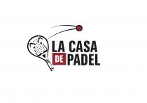 IL MARCHIO CONSISTE IN UN IMPRONTA RAFFIGURANTE LA DICITURA LA CASA DE PADEL IN CARATTERE STAMPATELLO MAIUSCOLO IN NERETTO, POSTA SU MARCHIO CONSISTE IN UN IMPRONTA RAFFIGURANTE LA DICITURA LA CASA DE PADEL IN CARATTERE STAMPATELLO MAIUSCOLO IN NERETTO, POSTA SU DUE LIVELLI DIFFERENTI IN CUI IL TERMINE DE, CHE INIZIA IL LIVELLO SOTTOSTANTE, E RAPPRESENTATO IN BIANCO ALL INTERNO DI UN QUADRATO ROSSO; ALLA SINISTRA DI TALE DICUTURA E POSTO UN DISEGNO STILIZZATO DI UNA RACCHETTA DEL GIOCO DEL PADEL IN TONALITA NERA NELL ATTO DI COLPIRE UNA PALLINA CHE VIENE RAFFIGURATA SOPRA ALLA STESSA DICITURA LA CASA DE PADEL IN COLORE ROSSO; DALLA RACCHETTA, CHE RICHIAMA AL SUO INTERNO LA FORMA DI UN VISO, SI DIPANANO DUE BANDE CON ANDAMENTO CURVILINEO TERMINANTI SULLA PALLINA MEDESIMA IL MARCHIO CONSISTE IN UN IMPRONTA RAFFIGURANTE LA DICITURA LA CASA DE PADEL IN CARATTERE STAMPATELLO MAIUSCOLO IN NERETTO, POSTA SU