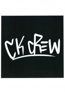 TITOLO: CK CREW E una scritta disegnata che rappresenta la dicitura CK CREW con una sottolineatura a TITOLO: CK CREW E una scritta disegnata che rappresenta la dicitura CK CREW con una sottolineatura a pennarello, leggermente curvilinee. La scritta nasce bianca su fondo nero TITOLO: CK CREW