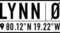 MARCHIO COSTITUITO DA DUE LINEE CHE DELIMITANO UNO SPAZIO IN CUI SI TROVA LA SCRITTA LYNN Ø E, SOTTOSTANTE, L ICONA MARCHIO COSTITUITO DA DUE LINEE CHE DELIMITANO UNO SPAZIO IN CUI SI TROVA LA SCRITTA LYNN Ø E, SOTTOSTANTE, L ICONA DI LOCALIZZAZIONE E LE COORDINATE 80.12 N 19.22 W. LA SCRITTA E LE COORDINATE SONO DIVISE DA UNA RIGA ORIZZONTALE, DALLA QUALE PARTE UN ALTRA RIGA PERPENDICOLARE CHE DIVIDE LA SCRITTA LYNN Ø NELLO SPAZIO TRA LA N E LA Ø MARCHIO COSTITUITO DA DUE LINEE CHE DELIMITANO UNO SPAZIO IN CUI SI TROVA LA SCRITTA LYNN Ø E, SOTTOSTANTE, L ICONA