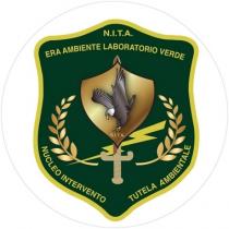 IL marchio è raffigurato da uno scudo verde il cui bordo colore giallo all interno la scritta N.I.T.A. di colore giallo, marchio è raffigurato da uno scudo verde il cui bordo colore giallo all interno la scritta N.I.T.A. di colore giallo, al disotto quale vi è scritta ERA AMBIENTE LABORATORIO VERDE di colore giallo. Al centro la raffigurazione di un aquila con ai piedi la scritta N.I.T.A. interna un ulteriore scudo con fondo colore giallo oro ai lati è raffigurato il ramo di alloro color giallo oro, al di sotto dello scudo un pomo di spada colore giallo oro intersecato da una saetta di colore giallo in fine troviamo la scritta NUCLEO INTERVENTO TUTELA AMBIENTALE di colore giallo. Racchiuso nel cerchio nero IL marchio è raffigurato da uno scudo verde il cui bordo colore giallo all interno la scritta N.I.T.A. di colore giallo