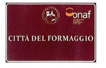 marchio è contornato da bordino nero sottile esterno, seguito verso l interno da spesso bordo che contiente una superficie su marchio è contornato da bordino nero sottile esterno, seguito verso l interno da spesso bordo che contiente una superficie su fondo marrone. Su tale fondo sono riportati tre elementi. 1 Scritta centrale predominante CITTA DEL FORMAGGIO, in stampatello maiuscolo, colore bianco 2 Al di sopra della scritta, in posizione centrale rispetto alla larghezza, logo di forma circolare, con scritta Città del Formaggio in bianco, adiacente internamente al perimetro del cerchio, all interno del quale sono altresì rappresentate con grafica stilizzata con bordi bianchi una torre, una chiesa, 3/4 di forma di formaggio con fetta appoggiata davanti alla stessa. 3 A destra di tale logo è riportato il logo istituzionale Onaf forma di formaggio stilizzata di colore arancione; dicitura Onaf Organizzazione Nazionale Assaggiatori Formaggi in caratteri bianchi situata a destra rispetto alla forma stilizzata e disposta su 5 righe: sulla prima onaf in caratteri stampatello minuscolo ma di dimensioni maggiori rispetto alle righe successive, sulla seconda ORGANIZZAZIONE, sulla terza NAZIONALE, sulla quarta ASSAGGIATORI, sulla quinta FORMAGGI, in stampatello maiuscolo . Il marchio è contornato da bordino nero sottile esterno, seguito verso l interno da spesso bordo che contiene una superficie su