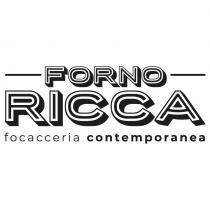 Scritta FORNO RICCA tutta maiuscola, con carattere inline e estrusione della tridimensionalità del font. La parola FORNO, più piccola e Scritta FORNO RICCA tutta maiuscola, con carattere inline e estrusione della tridimensionalità del font. La parola FORNO, più piccola e sovrastante, completa la larghezza della parola RICCA, sottostante e più grande, con due linee orizzontali a metà altezza. La lettera A della parola RICCA è arrotondata nella parte inferiore a rappresentare una porzione di circa 60 di cerchio. Al di sotto è riportato payoff focacceria contemporanea con un carattere bastone con kern molto ampio per riempire le aree di posizionamento del naming principale sovrastante. La parola contemporanea è di spessore maggiore rispetto alla parola focacceria Scritta FORNO RICCA tutta maiuscola, con carattere inline e estrusione della tridimensionalità del font. La parola FORNO, più piccola e