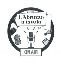 L ABRUZZO A TAVOLA ON AIR Il marchio è costituito da immagine e parole. La scritta L Abruzzo a tavola è all interno dell immagine, L ABRUZZO A TAVOLA ON AIR marchio è costituito da immagine e parole. La scritta L Abruzzo a tavola è all interno dell immagine, posizionata nella parte centrale superiore, su un banner, ovvero una bandiera a forma rettangolare allungata, con una piega sul lato destro. ha carattere di fantasia e si compone di un paniere a forma circolare su una base piccola di forma rettangolare. La forma circolare contiente piccole immagini di prodotti come segue: sulla parte sinistra vi sono due fette di salame tipico, un barattolo di conserva, una bottiglia di vino, sulla destra invece un barattolino di miele ed una bottiglia d olio. Nella parte superiore, dietro la scritta ed il banner, si trova un pezzo di formaggio. Nella parte inferiore un microfono, con quattro segni grafici a forma di gocce, disposti a raggiera. Questo poggia su una base una forma rettangolare con una scritta interna ON AIR . Il marchio si deposita un buanco e nero ma potrà essere riprodotto in qualsiasi colore o combinazione di colori L ABRUZZO A TAVOLA ON AIRIl marchio è costituito da immagine e parole. La scritta L Abruzzo a tavola è all interno dell immagine