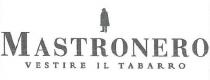 Denominazione: MASTRONERO VESTIRE IL TABARRO. Il marchio consiste nella silhouette di una persona che indossa un mantello e un cappello, Denominazione: MASTRONERO VESTIRE TABARRO. Il marchio consiste nella silhouette di una persona che indossa un mantello e un cappello, collocata centralmente sopra la parola MASTRONERO, scritta in particolare carattere stampatello maiuscolo, con la lettera iniziale M di dimensioni più grandi rispetto alle rimanenti lettere; sotto la parola MASTRONERO è presente la dicitura VESTIRE IL TABARRO, anch essa in carattere stampatello maiuscolo ma di dimensioni più piccole. Denominazione: MASTRONERO VESTIRE IL TABARRO. Il marchio consiste nella silhouette di una persona che indossa un mantello e un cappello