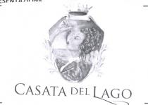 CASATA DEL LAGO Il marchio, figurativo e verbale, si sviluppa su due livelli orizzontali immaginari e precisamente sul primo c è la CASATA DEL LAGO marchio, figurativo e verbale, si sviluppa su due livelli orizzontali immaginari e precisamente sul primo c è la rappresentazione di uno stemma simmetrico con in cima una corona con tre pietre preziose: all interno, su sfondo del mare e del cielo, è rappresentato il mezzobusto di profilo di una donna con i capelli raccolti che, guardando verso sinistra, con la mano destra è intenta assaggiare un peperone. Nel livello sottostante c è la scritta Casata del Lago a caratteri maiuscoli, font: Garamond regular, con la parte inferiore della L di lago che si protrae al di sotto delle altre tre lettere, formando una forma sinuosa. CASATA DEL LAGOIl marchio, figurativo e verbale, si sviluppa su due livelli orizzontali immaginari e precisamente sul primo c è la