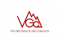 Via dei Gessi e dei Calanchi Il marchio consiste in un quadrato di colore bianco su cui campeggia in posizione Via dei Gessi e dei Calanchi marchio consiste in un quadrato di colore bianco su cui campeggia in posizione centrale il logo di colore rosso RGB 194.000.000 . Il logo è costituito dalle lettere VGC . La G e la C sono inscritte nell immagine stilizzata di un calanco a tre punte, che si diparte dall apice superiore destro della lettera V. La parte inferiore della lettera C è collegata alla base del calanco stilizzato attraverso un tratto orizzontale. Sotto al logo è presente la scritta Via dei Gessi e dei Calanchi realizzata in rosso RGB 194.000.000 con carattere Rounded Elegance. Via dei Gessi e dei Calanchi Il marchio consiste in un quadrato di colore bianco su cui campeggia in posizione