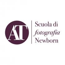 IL MARCHIO E COSTITUITO DA UNA SIGLA STILIZZATA AT POSTA ALL INTERNO DI UN CERCHIO A SFONDO NERO E SCRITTA MARCHIO E COSTITUITO DA UNA SIGLA STILIZZATA AT POSTA ALL INTERNO DI UN CERCHIO A SFONDO NERO E SCRITTA BIANCA, SEGUE POI SUL LATO DESTRO GUARDANDO IL LOGO AT UNA LINEA DI SEPARAZIONE VERTICALE NERA E POI SEGUE LA SCRITTA STILIZZATA DI COLORE NERO Scuola di fotografia Newborn POSTA SU TRE RIGHI ORIZZONTALI AL LOGO NON VISIBILI. IL MARCHIO E COSTITUITO DA UNA SIGLA STILIZZATA AT POSTA ALL INTERNO DI UN CERCHIO A SFONDO NERO E SCRITTA