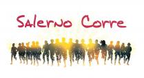 marchio figurativo è costituito dalla raffigurazione stilizzata di venti corridori affiancati di colore nero. Sullo sfondo troviamo un sole marchio figurativo è costituito dalla raffigurazione stilizzata di venti corridori affiancati di colore nero. Sullo sfondo troviamo un sole nascente di colore giallo con sfumature dal giallo intenso al giallo chiaro completo di raggi. Sovrapposta ai raggi del sole troviamo la dicitura Salerno Corre trascritta in caratteri di fantasia, in minuscolo, ma con le iniziali in maiuscolo, di colore rosso. La raffigurazione è contaminata da piccole macchie di colore giallo chiaro e grigio chiaro per simulare l effetto di abbagliamento del sole. Il marchio figurativo è costituito dalla raffigurazione stilizzata di venti corridori affiancati di colore nero. Sullo sfondo troviamo un sole