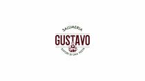 logo è composto dalla scritta GUSTAVO incastonata tra due linee, una superiore e una inferiore. Dalla lettera T parte logo è composto dalla scritta GUSTAVO incastonata tra due linee, una superiore e una inferiore. Dalla lettera T parte una silhouette di un uomo con le braccia conserte, il cappello e un grembiule a righe. Dalla linea superiore parte la scritta salumeria a semicerchio, mentre da quella inferiore la scritta sapori di una volta. Entrambe le scritte formano un cerchio. Il logo è composto dalla scritta GUSTAVO incastonata tra due linee, una superiore e una inferiore. Dalla lettera T parte