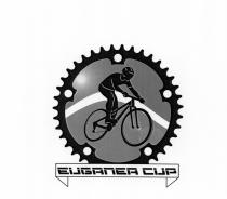Marchio è composto da un ciclista con casco alzato sui pedali in posizione curva assieme a bici stilizzata su Marchio è composto da un ciclista con casco alzato sui pedali in posizione curva assieme a bici stilizzata su sfondo a tre tonalità diviso da una striscia curva. L immagine racchiusa in una corona per bicicletta. Sotto l immagine c è la scritta di fantasia EUGANEA CUP che significa coppa euganea e si trova all interno di un simil rettangolo e due triangoli isosceli in basso nei lati. Il Marchio è composto da un ciclista con casco alzato sui pedali in posizione curva assieme a bici stilizzata su