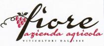 Denominazione: Fiore azienda agricola viticoltori dal 1868 - Il marchio, verbale e figurativo, si sviluppa su 3 livelli immaginari orizzontali Denominazione: Fiore azienda agricola viticoltori dal 1868 - marchio, verbale e figurativo, si sviluppa su 3 livelli immaginari orizzontali specificati a seguire. Sul primo livello troviamo la dicitura fiore nel colore nero a sinistra della quale è presente un grappolo d uva stilizzato attaccato un rametto di vite con 2 foglie che si sviluppa dalla lettera f . Il grappolo presenta i chicchi d uva nel colore rosso, il ramo e le foglie sono in colore nero. Sul secondo livello è presente la dicitura azienda agricola di colore rosso. Sul terzo livello è presente la dicitura VITICOLTORI DAL 1868 nel colore nero. Denominazione: Fiore azienda agricola viticoltori dal 1868 - Il marchio, verbale e figurativo, si sviluppa su 3 livelli immaginari orizzontali