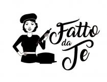 marchio è costituitoda una figura femminile in grembiule e cappello da cuoco, un mattarello in mano e una torta marchio è costituitoda una figura femminile in grembiule e cappello da cuoco, un mattarello in mano e una torta alla sua destra. La figura è una silhouette in monocolore dalla etsta ai fianchi, con il dettaglio degli elementi del viso. La scritta Fatto da Te che affianca la figura utilizza il font Amarillo regular. Il marchio è costituitoda una figura femminile in grembiule e cappello da cuoco, un mattarello in mano e una torta