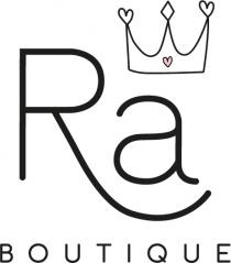 Marchio costituito dalle parole Ra Boutique scritte in particolare forma e carattere di stampa. La lettera a è sormontata dalla Marchio costituito dalle parole Ra Boutique scritte in particolare forma e carattere di stampa. La lettera a è sormontata dalla stilizzazione di una corona a tre punte con dei cuori sui punti ai lati ed un rombo sulla punta centrale, oltre un cuore al suo interno. La lettera R iniziale si prolunga fino alla a . Marchio costituito dalle parole Ra Boutique scritte in particolare forma e carattere di stampa. La lettera a è sormontata dalla