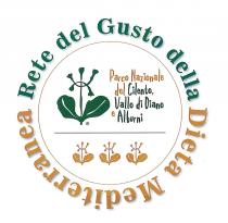 RETE DEL GUSTO DELLA DIETA MEDITERRANEA DEL PARCO NAZIONALE DEL CILENTO VALLO DI DIANO E ALBURNI Il marchio è costituito da RETE DEL GUSTO DELLA DIETA MEDITERRANEA DEL PARCO NAZIONALE DEL CILENTO VALLO DI DIANO E ALBURNI marchio è costituito da una circonferenza di colore marroncino chiaro all interno della quale, nella metà superiore, è riportato il marchio del Parco Nazionale del Cilento e VDA al di sotto del quale è presente un linea orizzontale di colore verde scuro. Al di sotto della riga, nella metà inferiore della circonferenza, sono riportate 3 primule di colore marroncino chiaro. Al di fuori della circonferenza, è riportato il testo Rete del gusto della, di colore verde scuro, e Dieta mediterranea di colore marroncino chiaro. Tutto il testo suddetto è disposto lungo la circonferenza a riprodurne la forma circolare. RETE DEL GUSTO DELLA DIETA MEDITERRANEA DEL PARCO NAZIONALE DEL CILENTO VALLO DI DIANO E ALBURNIIl marchio è costituito da