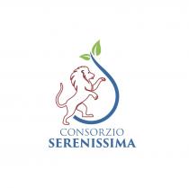 Consorzio Serenissima. Il marchio è rappresentato dalla scritta CONSORZIO in stampatello maiuscolo con colore blu e dalla parola SERENISSIMA in Consorzio Serenissima. marchio è rappresentato dalla scritta CONSORZIO in stampatello maiuscolo con colore blu e dalla parola SERENISSIMA in stampatello maiuscolo e grassetto di colore blu. Nella parte sovrastante è raffigurato un leone con la coda alzata e che si sorregge solo sulle zampe posteriori. Da sotto la pancia del leone parte una linea blu che circonda quasi per intero il leone. La linea termina con due foglie verdi. Consorzio Serenissima. Il marchio è rappresentato dalla scritta CONSORZIO in stampatello maiuscolo con colore blu e dalla parola SERENISSIMA in