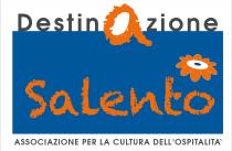 trattasi di marchio con la dicitura Destinazione Salento Associazione per la cultura dell Ospitalità in cui vi risulta evidente la lettera A trattasi di marchio con la dicitura Destinazione Salento Associazione per la cultura dell Ospitalità in cui vi risulta evidente la lettera A in corsivo sovradimensionata rispetto alla scritta destinazione diretta a far comprendere doppio significato. Completa il disegno grafico un fiore trattasi di marchio con la dicitura Destinazione Salento Associazione per la cultura dell Ospitalità in cui vi risulta evidente la lettera A