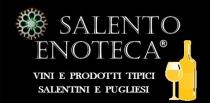 Rosone salentino con bottiglia e calice di vino stilizzata e scritta SALENTO ENOTECA con carattere Castellar Rosone salentino con bottiglia e calice di vino stilizzata e scritta SALENTO ENOTECA con carattere Castellar Rosone salentino con bottiglia e calice di vino stilizzata e scritta SALENTO ENOTECA con carattere Castellar