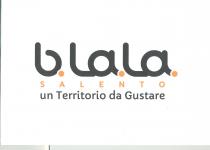marchio è composto dall acronimo B.La.La. che sintetizza Brand Land Label, ovvvero la marca -brand- che fa conoscere e vendere i marchio è composto dall acronimo B.La.La. che sintetizza Brand Land Label, ovvvero la marca -brand- che fa conoscere e vendere i prodotti -label- e contribuisce a sviluppare il territorio -land- e dalla parola Salento che richiama il territorio cui si riferisce il marchio . E poi riportata una frase di descrizione del concetto ovvero Un territorio da gustare . Il marchio è composto dall acronimo B.La.La. che sintetizza Brand Land Label, ovvvero lamarca -brand- che fa conoscere e vendere i