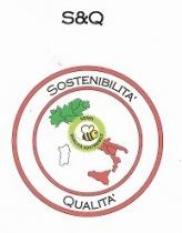 S Q associato alle parole Sostenibilità e Qualità scritte in nero con carattere Copperplate Gothic Light, tutte in grassetto ad eccezione S Q associato alle parole Sostenibilità e Qualità scritte in nero con carattere Copperplate Gothic Light, tutte in grassetto eccezione delle lettere maiuscole poste all interno dello spazio che si crea tra due cerchi concentrici di colore rosso con sfondo bianco. Nel cerchio interno insiste l Italia geografica in verde bianco e rosso che al centro contiente logo di SQNPI Sistema Qualità Nazionale di Produzione Integrata . S Q associato alle parole Sostenibilità e Qualità scritte in nero con carattere Copperplate Gothic Light, tutte in grassetto ad eccezione