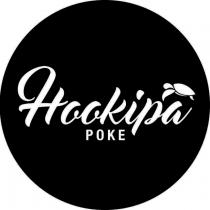 HOOKIPA POKE È UN MARCHIO FIGURATIVO E VERBALE RAPPRESENTATO DA UN CERCHIO ALL INTERNO DEL QUALE IL MARCHIO E COLLOCATO SU HOOKIPA POKE È UN MARCHIO FIGURATIVO E VERBALE RAPPRESENTATO DA UN CERCHIO ALL INTERNO DEL QUALE MARCHIO E COLLOCATO SU DUE PIANI: NELLA PARTE CENTRALE, SI TROVA LA DICITURA DI FANTASIA HOOKIPA ALTAMENTE STILIZZATA E LA CUI LETTERA A FINALE E CARATTERIZZATA DALLA PRESENZA DI UNA FIGURA GEOMETRICA IRREGOLARE, COMPOSTA DA PIU PORZIONI CURVILINEE ED ARROTONDATE. AL DI SOTTO DELLA SUDDETTA DICITURA DI FANTASIA, SI TROVA LA DICITURA POKE A COMPLETAMENTO DEL MARCHIO. IL TUTTO ALTAMENTE STILIZZATO. IL PRESENTE MARCHIO PUÒ ESSERE RIPRODOTTO CON TUTTI I COLORI E LORO TONALITÀ E CON TUTTI I CARATTERI E DIMENSIONI DI STAMPA. TRADUZIONE: NOME DI FANTASIA. HOOKIPA POKE È UN MARCHIO FIGURATIVO E VERBALE RAPPRESENTATO DA UN CERCHIO ALL INTERNO DEL QUALE IL MARCHIO E COLLOCATO SU