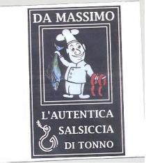 Trattasi di un marchio che si compone di un rettangolo di colore blu e all interno di una cornice bianca fatta Trattasi di un marchio che si compone di un rettangolo di colore blu e all interno di una cornice bianca fatta da doppie righe troviamo l immagine stilizzata di un cuoco con regolare cappello che sorridente tiene in una mano un tonno e nell altra delle salsicce come indicare passaggio dalla lavorazione del tonno alla realizzazione di salsiccia di tonno. Sotto questo riquadro notiamo la scritta in maiuscolo l autentica salsiccia di tonno e alla sinistra della dicitura un segno stilizzato che sembra voglia raffigurare in alto una piccola lisca di pesce e nella sua evoluzione quasi il riferimento alla forma di una salsiccia stilizzata. In alto al riquadro troviamo inoltre la scritta DA MASSIMO che fa riferimento al titolare del marchio. Trattasi di un marchio che si compone di un rettangolo di colore blu e all interno di una cornice bianca fatta