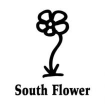 marchio è costituito dalla dicitura, in carattere romano minuscolo di fantasia con iniziali maiuscole, SOUTH FLOWER traduzione in lingua marchio è costituito dalla dicitura, in carattere romano minuscolo di fantasia con iniziali maiuscole, SOUTH FLOWER traduzione in lingua italiana: FIORE DEL SUD . Al di sopra vi è un fiore fortemente stilizzato il quale, attraverso lo stelo curvilineo che assume le sembianze di una freccia radicata nel terreno, si apre in una corolla a cinque petali. Il marchio è costituito dalla dicitura, in carattere romano minuscolo di fantasia con iniziali maiuscole, SOUTH FLOWER traduzione in lingua