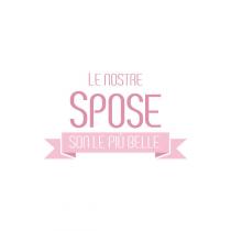 Logotipo dalle caratteristiche tipografiche Sans Serif. I colori istituzionali del logo sono 2 tonalità del rosa. Le parole che formano Logotipo dalle caratteristiche tipografiche Sans Serif. I colori istituzionali del logo sono 2 tonalità del rosa. Le parole che formano nome del logo sono suddivise in 3 paragrafi con formattazione centrata. LE NOSTRE + SPOSE + SON LE PIU BELLE . Elemento caratterizzante è l etichetta che racchiude la frase SON LE PIU BELLE . Logotipo dalle caratteristiche tipografiche Sans Serif. I colori istituzionali del logo sono 2 tonalità del rosa. Le parole che formano
