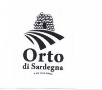 IL MARCHIO CONSISTE NELLA RAPPRESENTAZIONE GRAFICA STILIZZATA DI TRE SOLCHI SCAVATI NEL TERRENO AGRICOLO DI UN ORTO. AL DI SOPRA MARCHIO CONSISTE NELLA RAPPRESENTAZIONE GRAFICA STILIZZATA DI TRE SOLCHI SCAVATI NEL TERRENO AGRICOLO DI UN ORTO. AL DI SOPRA DEI SOLCHI DELL ORTO, SULLA LINEA DELL ORIZZONTE E RAPPRESENTATO UN NURAGHE, CHE SEMBRA SORGERE ALL ALBA DEL PRIMO MATTINO. NELLA PARTE BASSA DELLA RAPPRESENTAZIONE GRAFICA SI TROVA LA PAROLA ORTO DI SARDEGNA SEGUITO DALLO SLOGAN E SAI COSA MANGI ORTO DI SARDEGNA