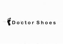 marchio Doctor Shoes é in scrittura arial rounded MT bold. La lettera D della parola Doctor é maiuscola mentre marchio Doctor Shoes é in scrittura arial rounded MT bold. La lettera D della parola Doctor é maiuscola mentre le altre lettere sono minuscole. La lettera S della parola Shoes é maiuscola mentre le altre lettere sono minuscole. A sinistra della scritta Doctor Shoes é inserita l impronta di un piede sinistro. Il marchio Doctor Shoes é in scrittura arial rounded MT bold. La lettera D della parola Doctor é maiuscola mentre