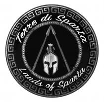 IL MARCHIO, DI FORMA ROTONDA, È COMPOSTO NELLA PARTE SUPERIORE DALLE PAROLE TERRE DI SPARTA DISPOSTE CON CURVATURA SIMMETRICA; IN MARCHIO, DI FORMA ROTONDA, È COMPOSTO NELLA PARTE SUPERIORE DALLE PAROLE TERRE DI SPARTA DISPOSTE CON CURVATURA SIMMETRICA; IN MODO ANALOGO, NELLA PARTE INFERIORE, È RIPORTATA LA SCRITTA LANDS OF SPARTA . QUESTE PAROLE SONO CONTORNATE ESTERNAMENTE DA UNA CORNICE GRECA; ALL INTERNO SONO CONTORNATE DA UNA SECONDA CORNICE CIRCOLARE PUNTELLATA CHE RACCHIUDE UN ELMO SPARTANO IN POSIZIONE FRONTALE. L ELMO È DELIMITATO DA DUE LANCE POSIZIONATE COME LA LETTERA GRECA LAMBDA: SU UN IMPUGNATURA È RIPRODOTTA LA PAROLA SPARTA, MENTRE SULL ALTRA IMPUGNATURA È RIPRODOTTA LA PAROLA TARAS .LA TRADUZIONE IN ITALIANO DELLE PAROLE LANDS OF SPARTA E TERRE DI SPARTA . IL MARCHIO, DI FORMA ROTONDA, È COMPOSTO NELLA PARTE SUPERIORE DALLE PAROLE TERRE DI SPARTA DISPOSTE CON CURVATURA SIMMETRICA; IN