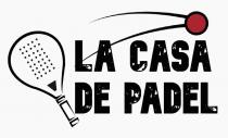 IL MARCHIO CONSISTE IN UNA IMPRONTA RAFFIGURANTE LA DICITURA LA CASA DE PADEL IN CARATTERE STAMPATELLO MAIUSCOLO IN NERETTO POSTA MARCHIO CONSISTE IN UNA IMPRONTA RAFFIGURANTE LA DICITURA LA CASA DE PADEL IN CARATTERE STAMPATELLO MAIUSCOLO IN NERETTO POSTA SU DUE LIVELLI DIFFERENTI, CON ALL INTERNO DEGLI SPAZI IRREGOLARI DI COLORE BIANCO; ALLA SINISTRA DI TALE DICITURA E POSTO UN DISEGNO STILIZZATO DI UNA RACCHETTA DEL GIOCO DEL PADEL IN TONALITA NERA NELL ATTO DI COLPIRE UNA PALLINA CHE VIENE RAFFIGURATA SOPRA ALLA STESSA DICITURA LA CASA DE PADEL IN COLORE ROSSO; DALLA RACCHETTA SI DIPANANO DUE BANDE CON ANDAMENTO CURVILINEO TERMINANTI SULLA PALLINA MEDESIMA. IL MARCHIO CONSISTE IN UNA IMPRONTA RAFFIGURANTE LA DICITURA LA CASA DE PADEL IN CARATTERE STAMPATELLO MAIUSCOLO IN NERETTO POSTA