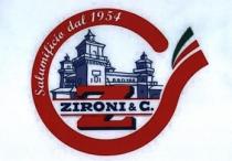 IL MARCHIO E COMPOSTO DA UN CERCHIO DI COLORE ROSSO, APERTO SUL LATO DESTRO IN ALTO, CON DELLE LINEE TRICOLORI MARCHIO E COMPOSTO DA UN CERCHIO DI COLORE ROSSO, APERTO SUL LATO DESTRO IN ALTO, CON DELLE LINEE TRICOLORI . SUL CERCHIO ROSSO E PRESENTE LA SCRITTA SALUMIFICIO DAL 1954 . ALL INTERNO DEL CERCHIO E PRESENTE LA RAPPRESENTAZIONE ARTISTICA E STILIZZATA DEL CASTELLO ESTENSE, NONCHE UNA ZETA DI COLORE ROSSO, INTERSECATA DA UNA STRISCIA BIANCA CON SCRITTO ALL INTERNO ZIRONI C IL MARCHIO E COMPOSTO DA UN CERCHIO DI COLORE ROSSO, APERTO SUL LATO DESTRO IN ALTO, CON DELLE LINEE TRICOLORI