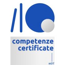 La denominazione - Competenze certificate un marchio caratterizzato da 6 elementi. A partire dalla sinistra in alto - 1 La denominazione - Competenze certificate un marchio caratterizzato da 6 elementi. A partire dalla sinistra in alto - 1 Linea rettangolare con bordi smussati con inclinazione pari ad 81 dal piano orizzontale caratterizzata da una sfumatura scura di blu-turchese; 2 Linea rettangolare con bordi smussati con inclinazione pari a 90 dal piano orizzontale caratterizzata da una sfumatura scura di blu-turchese, avente un coefficiente di 1,89 di dimensione superiore rispetto al n. 1; 3 Cerchio pieno caratterizzato da una sfumatura scura di blu-turchese 4 Cerchio pieno caratterizzato da un gradiente tra una tonalità di grigio più scura ed una tonalità di grigio più chiara, avente un coefficiente di 2,17 di dimensione inferiore rispetto alle dimensione del n.3; 5 rettangolo con dimensione che eguaglia la larghezza degli elementi dei n. 1,2,3,4 caratterizzato da un gradiente tra una tonalità di grigio più scura ed una tonalità di grigio più chiara, che riporta nella porzione alta la dicitura: competenze certificate ; 6 linea verticale posta nella porzione in basso del n.5 collegata alla parola mef