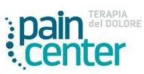 marchio è formato dalla parola inglese pain in italiano: dolore di colore verde petrolio e dalla parola inglese center marchio è formato dalla parola inglese pain in italiano: dolore di colore verde petrolio e dalla parola inglese center in italiano: centro di colore turchese, posizionata sotto pain e leggermente disallineata verso destra. Tradotto in italiano: centro terapia del dolore . A sinistra delle due parole vi è un elemento grafico costituito da nove cerchi, dello stesso colore della parola pain, verde petrolio, che si diramano in senso verticale a formare un onda sinusoidale, con un cerchio più grande al centro e con gli altri cerchi di dimensione proporzionalmente sempre più piccola. A destra della parola pain vi è la scritta di dimensione più piccola e di colore grigio TERAPIA del DOLORE, posta su due righe. Il marchio è formato dalla parola inglese pain in italiano: dolore di colore verde petrolio e dalla parola inglese center