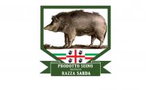 PRODOTTO DI SUINO incrocio RAZZA SARDA scritta di colore bianco inserita in un nastro di colore verde scuro alla base PRODOTTO DI SUINO incrocio RAZZA SARDA scritta di colore bianco inserita in un nastro di colore verde scuro alla base di uno scudetto di contorno di colore verde scuro alla cui base è presente la bandiera della Sardegna alla quale posteriormente sono poste due barre trasversali di colore rosso e verde a ricordare la bandiera italiana. tutto è sovrastato dalla prima rappresentazione storica del suino di razza Sarda posta su sfondo bianco. PRODOTTO DI SUINO incrocio RAZZA SARDA scritta di colore bianco inserita in un nastro di colore verde scuro alla base